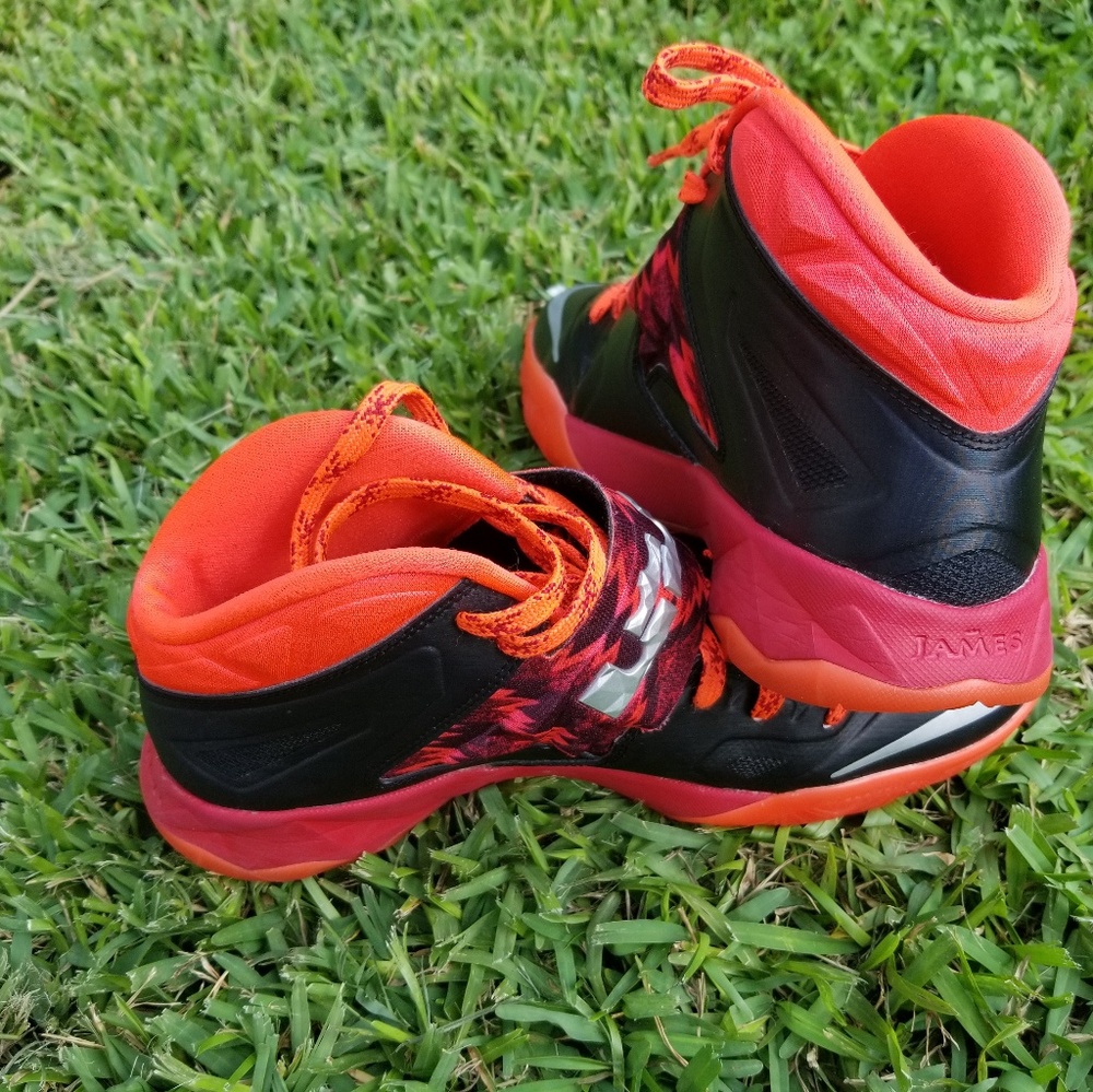 Men's Nike Lebron's Size 9